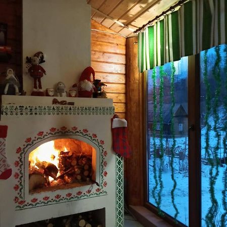 Hotel Gostynnyi Dvir U Marichky à Lazeshchyna Extérieur photo