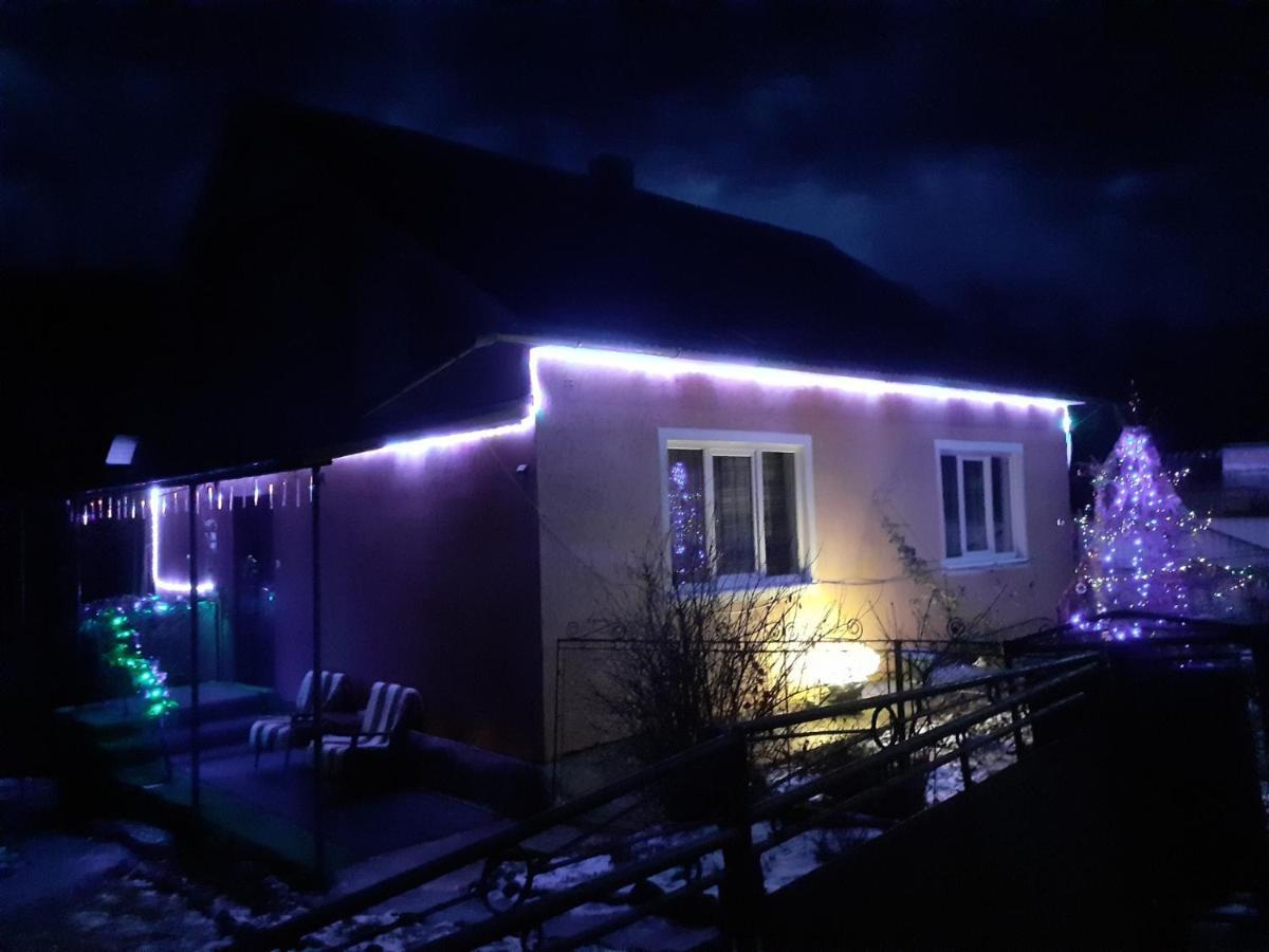 Hotel Gostynnyi Dvir U Marichky à Lazeshchyna Extérieur photo